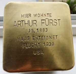 <p>HIER WOHNTE<br />
ARTHUR FÜRST<br />
JG. 1883<br />
HAUS ENTEIGNET<br />
FLUCHT 1939 USA</p>
