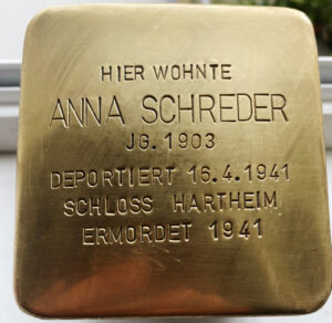 <p>HIER WOHNTE<br />
ANNA SCHREDER<br />
JG. 1903<br />
DEPORTIERT 16.4.1941<br />
SCHLOSS HARTHEIM<br />
ERMORDET 1941</p>
