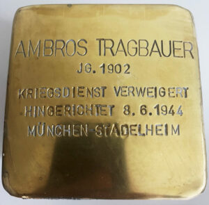 <p>AMBROS TRAGBAUER<br />
JG. 1902<br />
KRIEGSDIENST VERWEIGERT<br />
HINGERICHTET 8.6.1944<br />
MÜNCHEN-STADELHEIM</p>
