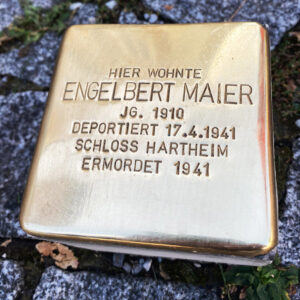 <p>HIER WOHNTE<br />
ENGELBERT MAIER<br />
JG. 1910<br />
DEPORTIERT 17.4.1941<br />
SCHLOSS HARTHEIM<br />
ERMORDERT 1941</p>
