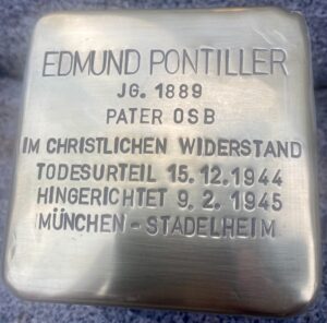 <p>EDMUND<br />
PONTILLER<br />
JG. 1889<br />
PATER OSB<br />
IM CHRISTLICHEN WIDERSTAND<br />
TODESURTEIL ROLAND FREISLER 15.12.1944<br />
HINGERICHTET 9.2.1945<br />
MÜNCHEN-STADELHEIM</p>
