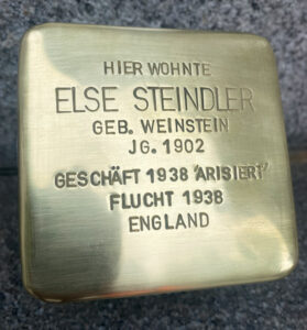 <p>Hier wohnte<br />
Else Steindler<br />
Geb. Weinstein<br />
JG. 1902<br />
Geschäft 1938 »Arsiert«<br />
Flucht 1938<br />
England</p>

