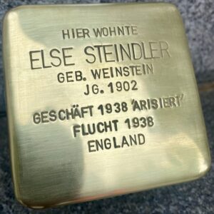 <p>Hier wohnte<br />
Else Steindler<br />
Geb. Weinstein<br />
JG. 1902<br />
Geschäft 1938 »Arsiert«<br />
Flucht 1938<br />
England</p>
