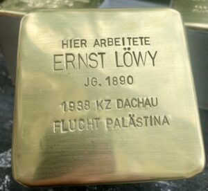 <p>Hier arbeitete<br />
Ernst Löwy<br />
JG: 1890<br />
1938 KZ Dachau<br />
Flucht Palästina</p>

