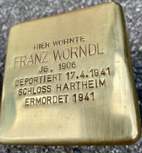 <p>HIER WOHNTE<br />
FRANZ WÖRNDL<br />
JG. 1906<br />
DEPORTIERT 17.4.1941<br />
SCHLOSS HARTHEIM<br />
ERMORDET 1941</p>
