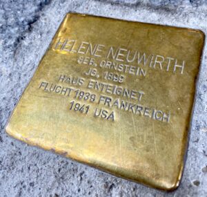 <p>HELENE NEUWIRTH<br />
GEB. ORNSTEIN<br />
JG. 1899<br />
HAUS ENTEIGNET<br />
FLUCHT 1939 FRANKREICH<br />
1941 USA</p>
