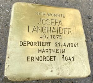 <p>HIER WOHNTE<br />
JOSEFA<br />
LANGHAIDER<br />
JG. 1875<br />
DEPORTIERT 21.4.1941<br />
HARTHEIM<br />
ERMORDET 1941</p>
