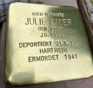<p>HIER WOHNTE<br />
JULIE PAUER<br />
GEB. FENT<br />
JG. 1875<br />
DEPORTIERT 21.5.1941<br />
HARTHEIM<br />
ERMORDET 1941</p>
