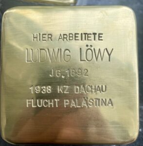 <p>Hier arbeitete<br />
Ludwig Löwy<br />
JG. 1892<br />
1938 KZ Dachau<br />
Flucht Palästina</p>
