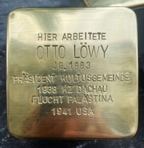 <p>Hier arbeitete<br />
Otto Löwy<br />
JG. 1883<br />
Präsident Kultusgemeinde<br />
1938 KZ Dachau<br />
Flucht Palästina<br />
1941 USA</p>
