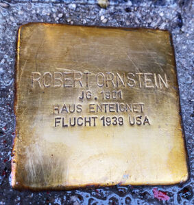 <p>ROBERT ORNSTEIN<br />
JG. 1901<br />
HAUS ENTEIGNET<br />
FLUCHT 1939 USA</p>
