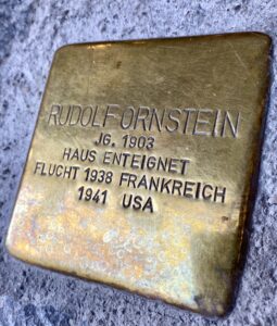 <p>RUDOLF ORNSTEIN<br />
JG. 1903<br />
HAUS ENTEIGNET<br />
FLUCHT 1938 FRANKREICH<br />
1941 USA</p>
