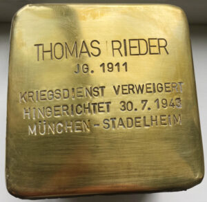 <p>THOMAS RIEDER<br />
JG. 1911<br />
KRIEGSDIENST VERWEIGERT<br />
HINGERICHTET 30.7.1943<br />
MÜNCHEN-STADELHEIM</p>
