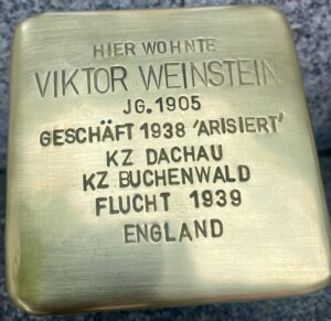 <p>Hier wohnte<br />
Victor Weinstein<br />
JG. 1905<br />
Geschäft 1938 »Arisiertt«<br />
KZ Dachau<br />
KZ Buchenwald<br />
Flucht 1939<br />
England</p>
