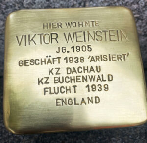 <p>Hier wohnte<br />
Victor Weinstein<br />
JG. 1905<br />
Geschäft 1938 »Arisiertt«<br />
KZ Dachau<br />
KZ Buchenwald<br />
Flucht 1939<br />
England</p>

