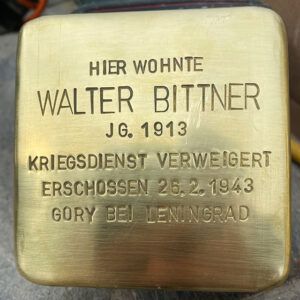 <p>HIER WOHNTE<br />
WALTER<br />
BITTNER<br />
JG. 1913<br />
KRIEGSDIENST VERWEIGERT<br />
ERSCHOSSEN 26.2.1943<br />
GORY BEI LENINGRAD</p>
