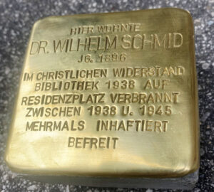 <p>HIER WOHNTE<br />
DR. WILHELM<br />
SCHMID<br />
JG. 1896<br />
1938 BIBLIOTHEK KONFISZIERT<br />
AUF RESIDENZPLATZ VERBRANNT<br />
FÜHREREID VERWEIGERT<br />
HAFT 1938-1945<br />
BEFREIT</p>
